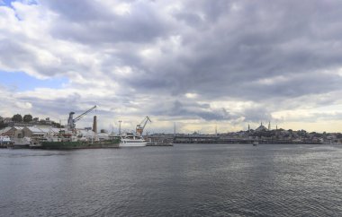 Feribot ve martıyla İstanbul manzarası. Altın Boynuz İstanbul, Türkiye 'nin manzara fotoğrafçılığı. İstanbul 'un tarihi kısmına deniz manzarası.