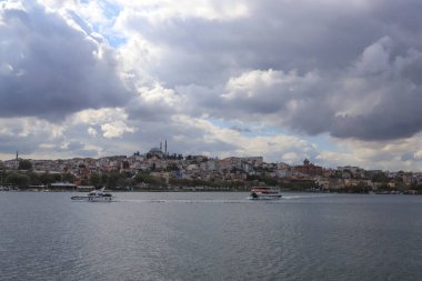Feribot ve martıyla İstanbul manzarası. Altın Boynuz İstanbul, Türkiye 'nin manzara fotoğrafçılığı. İstanbul 'un tarihi kısmına deniz manzarası.