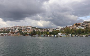 Feribot ve martıyla İstanbul manzarası. Altın Boynuz İstanbul, Türkiye 'nin manzara fotoğrafçılığı. İstanbul 'un tarihi kısmına deniz manzarası.