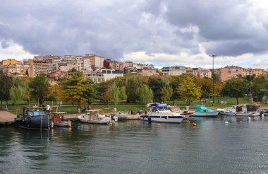 İstanbul, Türkiye - 29 Eylül 2021: İstanbul 'dan Hasky sahili manzaralı, denize demirli tekneler.