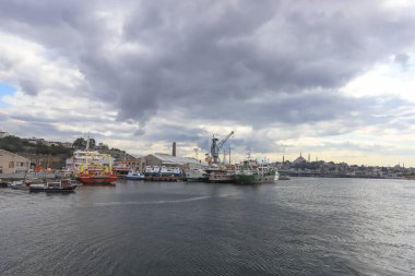 İstanbul Türkiye; 29 Eylül 2021 Golden Horn tersanesinde (Halic Tersanesi) eski paslı feribotlar, Golden Horn şehir manzarası, kentsel Beyoğlu .