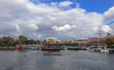 İstanbul, Türkiye - 29 Eylül 2021: Kasımpaşa feribot limanı İstanbul 'dan liman manzaralı