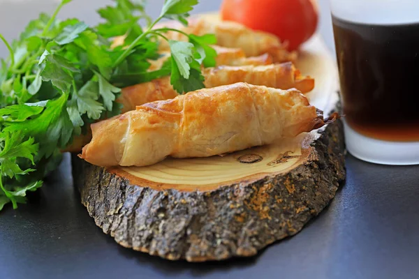 Uma Pastelaria Com Batatas Dentro Que Enrolado Rolo Pastelaria — Fotografia de Stock