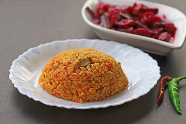 Tradycyjny Turecki Bulgur Pilaf Kiełbasą Pomidorową Talerzu Nazwa Turecka Meyhane — Zdjęcie stockowe