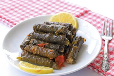 Lezzetli dolma (sarma) doldurulmuş üzüm yaprağı pilav, beyaz yoğurt sosu. Lübnan Dolma Sarması tabakta. Lübnan Türk mutfağı, Yunan ortadoğu mutfağı. (Türkçe adı: Yaprak sarma)