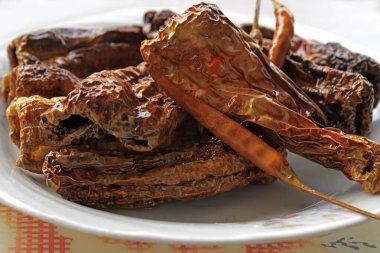 Beyaz arka planda kurutulmuş acı biber kızartması. .