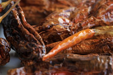 Beyaz arka planda kurutulmuş acı biber kızartması. .