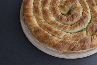 Türk Tepsi Boregi, Yuvarlak Borek, Tepsi hamur işi (Türkçe adı; rulo borek)