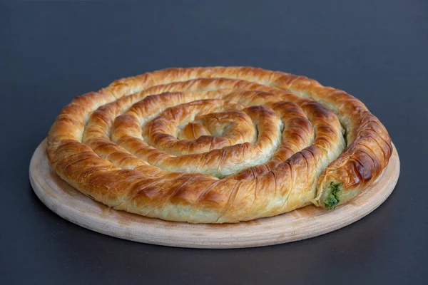 Türk Tepsi Boregi, Yuvarlak Borek, Tepsi hamur işi (Türkçe adı; rulo borek)