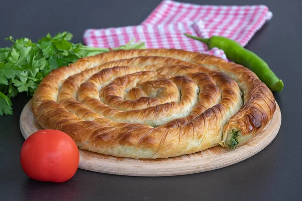 Türk Tepsi Boregi, Yuvarlak Borek, Tepsi hamur işi (Türkçe adı; rulo borek)