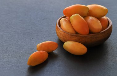 Gri arka planda kasede taze tarihler .