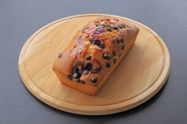 Dilimlenmiş lezzetli çikolatalı pasta. Çikolatalı meyveli pasta. Konsept kek çok lezzetli, ev yapımı..