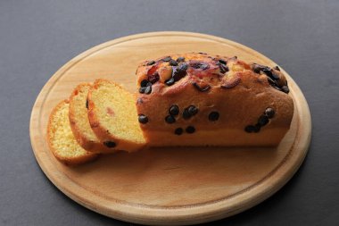 Dilimlenmiş lezzetli çikolatalı pasta. Çikolatalı meyveli pasta. Konsept kek çok lezzetli, ev yapımı..