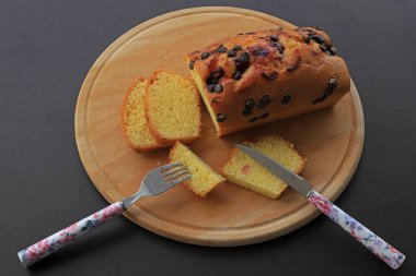 Dilimlenmiş lezzetli çikolatalı pasta. Çikolatalı meyveli pasta. Konsept kek çok lezzetli, ev yapımı..