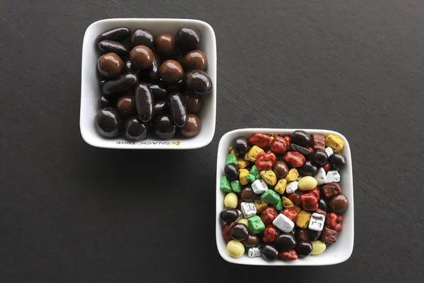 Маленький Цветной Шоколад Глазированный Шоколад Сладкие Камни Драги Десерты Шоколадного — стоковое фото