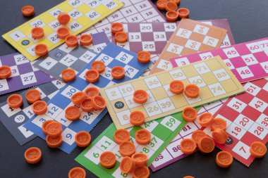 Siyah Arkaplan Üzerine Bingo Kartlarının Üst Görünümü