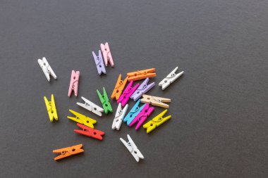 Siyah arkaplanda küçük renkli kazıklar