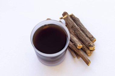 Beyaz arka plan meyan kökü çubukları, meyan kökü şurubu.