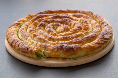 Türk Tepsi Boregi, Yuvarlak Borek, Tepsi hamur işi (Türkçe adı; rulo borek)