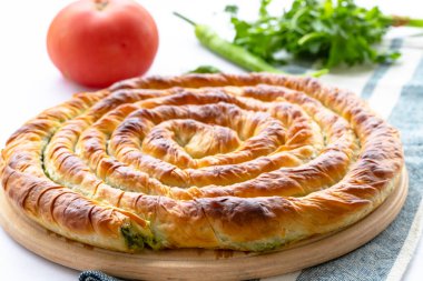 Türk Tepsi Boregi, Yuvarlak Borek, Tepsi hamur işi (Türkçe adı; rulo borek)