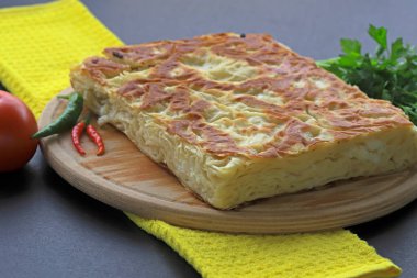 Su Borek - Ahşap yüzeyde Türk Borek.