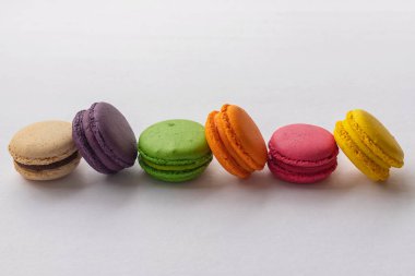 Turkuaz arka planda pasta ya da badem kurabiyeleri, pastel renkler, eski kartlar, üst görünüm.