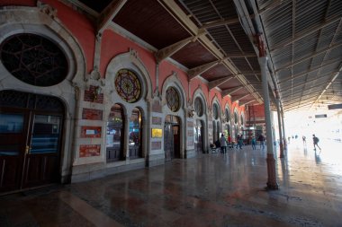 İstanbul, Türkiye-12 Eylül 2021: İstanbul 'daki ünlü Sirkeci Tren İstasyonundan fotoğraflar.