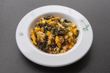 Ispanaklı siyah arkaplan yumurtası.