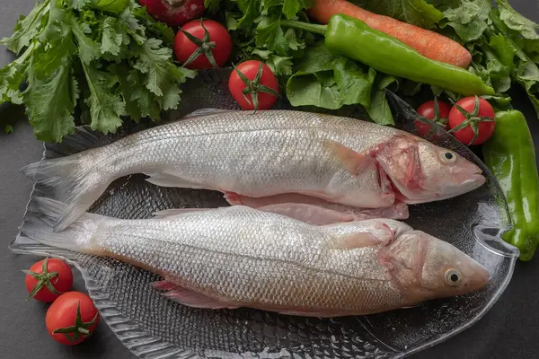 Свежая Рыба Окунь Ингредиенты Приготовления Пищи Сырая Рыба Стеклянной Тарелке — стоковое фото