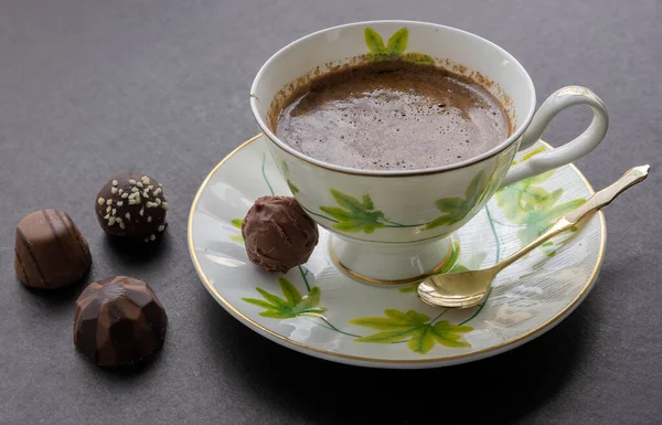 Schokolade Und Türkischer Kaffee Auf Schwarzem Hintergrund — Stockfoto