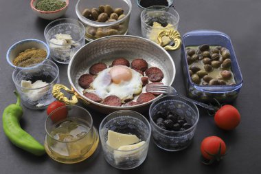 Masada lezzetli çırpılmış yumurta ve hindi sosisi ile kızartma tavası