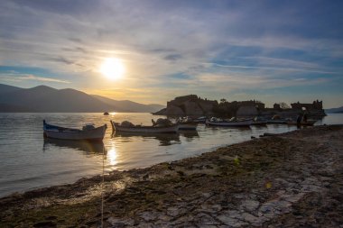 Bafa gölünde balıkçı tekneleri