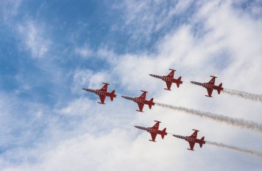 İzmir - Türkiye 09 Eylül 2021 Türk yıldızlarının hava gösterileri İzmir 'in düşman işgalinden kurtuluşunun yıldönümünde.