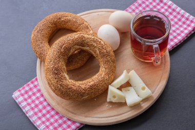 Simit adında bir Türk fast food simidi. Susamlı Türk simidi Simit. Simit geleneksel Türk pastanesidir..