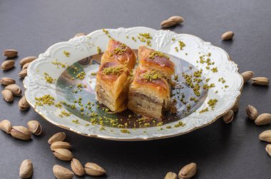 Fıstıklı baklava. Geleneksel Orta Doğu lezzetleri. Yerel adı Fstkl Baklava 'dır.. 