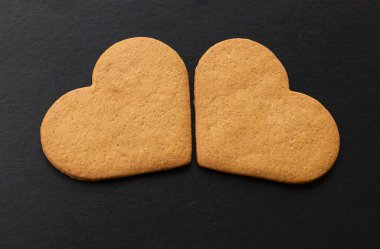 Siyah arka plan üzerine gingerbread Kalpler .