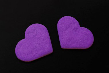 Sevgililer günün kutlu olsun. Siyah arka planda mor kalpler. Sevgililer günü kartı. Düz yatış, üst görünüm.