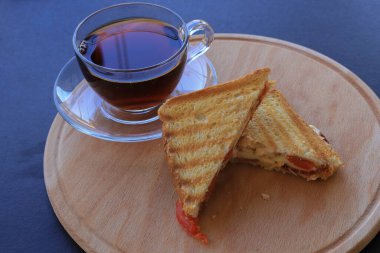 Türk usulü tost, çedar peyniri, sosis ve jambonlu karışık tost (Türk adı; Karisik tostu))