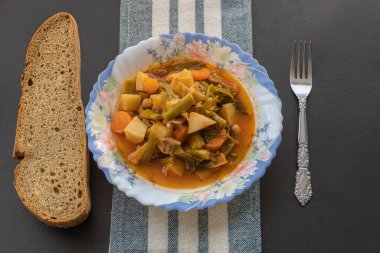 Et, nohut ve havuçtan yapılmış pırasa tabağı. Türk usulü pırasa yemeği.