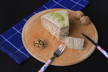 Siyah arka plan. Tahtada çikolatalı helva.