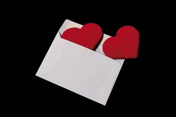 Siyah Arka Planda Kırmızı Kalpler Beyaz Zarf Düz Yerde Üst — Stok fotoğraf