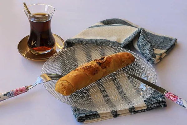 Turkish Pastry Spinach Cheese White Plate Traditional Turkish Pastry Roll — стоковое фото