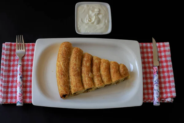 Turkish Pastry Minced Meat White Plate Traditional Turkish Pastry Roll — Stockfoto