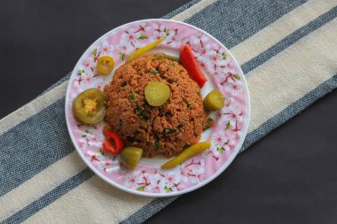 Geleneksel lezzetli Türk yemekleri: bulgur salatası (kisir)