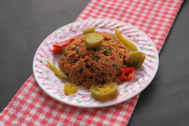 Geleneksel lezzetli Türk yemekleri: bulgur salatası (kisir)