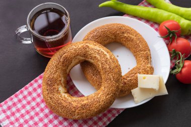 Simit adında bir Türk fast food simidi. Susamlı Türk simidi Simit. Simit geleneksel Türk pastanesidir..