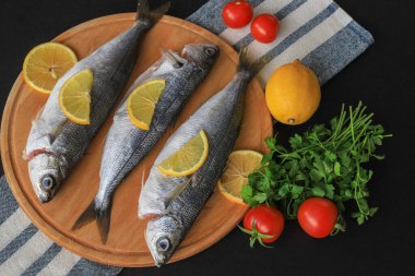 Taze Yakalanmış Bogue Balığı veya Boops Balığı ahşap kesim tahtasıyla pişirilmeye hazır: Türk adı Kupes Fish