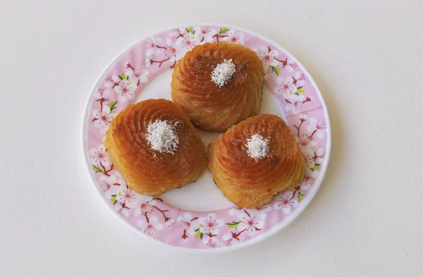 Weißer Hintergrund Türkisches Käsedessert Teller — Stockfoto