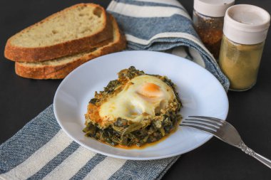 Sağlıklı ıspanaklı omlet. Tabakta ıspanaklı yumurta..