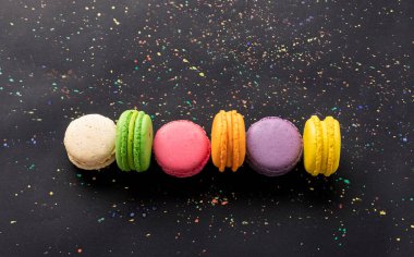 Siyah arka planda izole edilmiş tatlı renkli badem kurabiyeleri. Lezzetli renkli badem kurabiyeleri. yüksek kaliteli fotoğraf